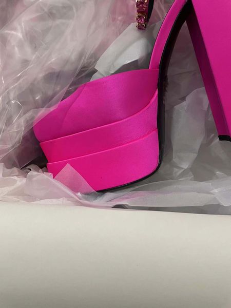 2022 women's new luxury high heels designer sandals 15.5cm imported silk size 35 to 42 8 colors, Black
2022 women's new luxury high heels designer sandals 15.5cm imported silk size 35 to 42 8 colors, Black