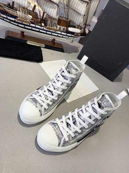 2021 fashion fabric lining polyester laces men women shoes rubber sole with a modernist line details in relief, Black;red
2021 fashion fabric lining polyester laces men women shoes rubber sole with a modernist line details in relief, Black;red