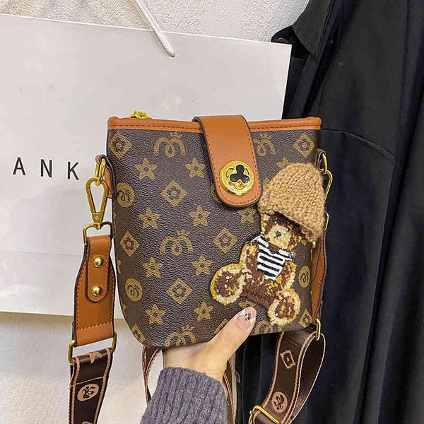2022 factory wholesale bag solid color hand-held shoulder simple and fashionable diagonal bag women
2022 factory wholesale bag solid color hand-held shoulder simple and fashionable diagonal bag women