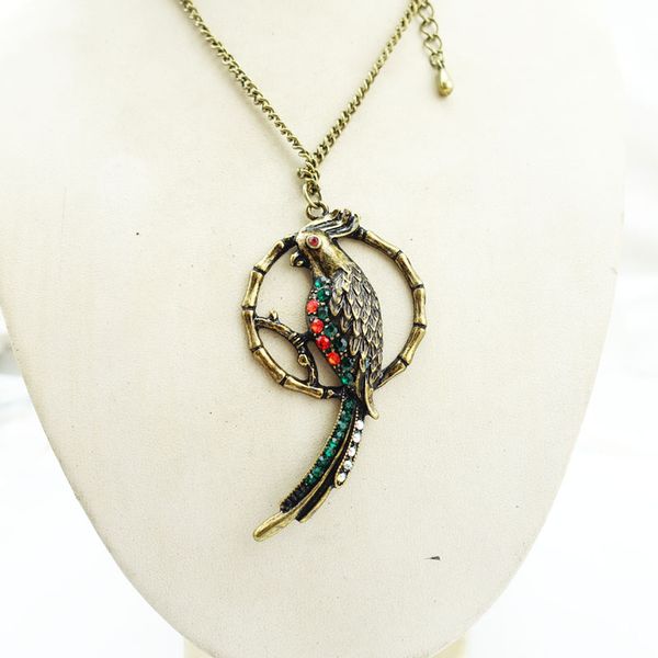 vintage parrot necklace european and american style wholesale jewelry sample customization, Silver
vintage parrot necklace european and american style wholesale jewelry sample customization, Silver