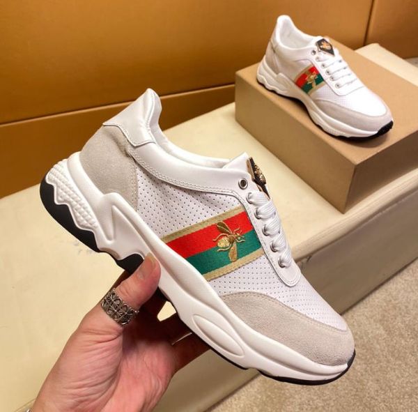 Top Quality Dress Shoes Men Women Luxury Sneaker Cow Leather Letter Pattern Red Bottom Bee Tiger Stripes Sports White Designer Trainers
Top Quality Dress Shoes Men Women Luxury Sneaker Cow Leather Letter Pattern Red Bottom Bee Tiger Stripes Sports White Designer Trainers