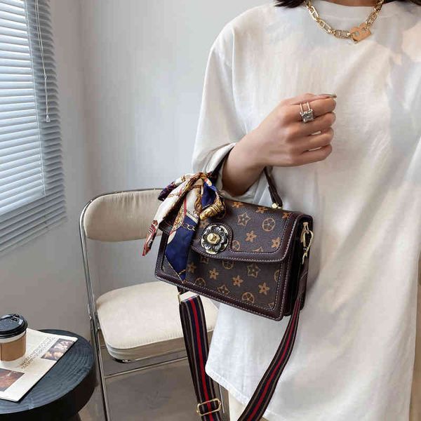 2022 new factory wholesale latest luggage new bag women's single shoulder silk scarf printed texture messenger small square bags, Black;red
2022 new factory wholesale latest luggage new bag women's single shoulder silk scarf printed texture messenger small square bags, Black;red