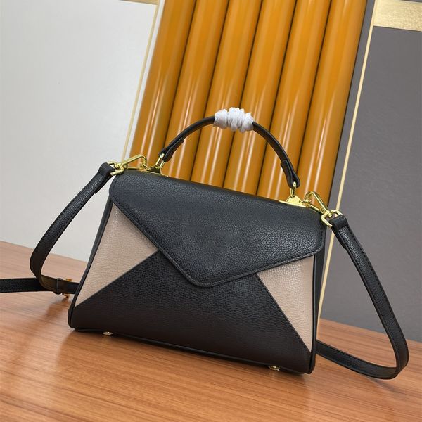 brand luxury palm pattern cowhide headscarf bag with shoulder strap color matching handbag messenger bag pra size26*20*11cm
brand luxury palm pattern cowhide headscarf bag with shoulder strap color matching handbag messenger bag pra size26*20*11cm