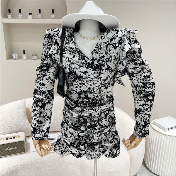 female spring summer 2021 niche design fashion floral temperament with cleavage in v plissate thin sleeve dress, Black;gray
female spring summer 2021 niche design fashion floral temperament with cleavage in v plissate thin sleeve dress, Black;gray