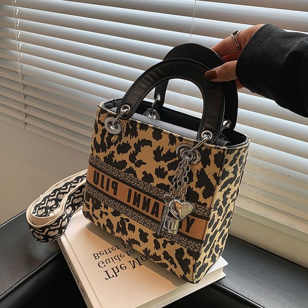 print autumn and winter leopard small 2021 new women's versatile ins messenger bag fashion portable diana
print autumn and winter leopard small 2021 new women's versatile ins messenger bag fashion portable diana