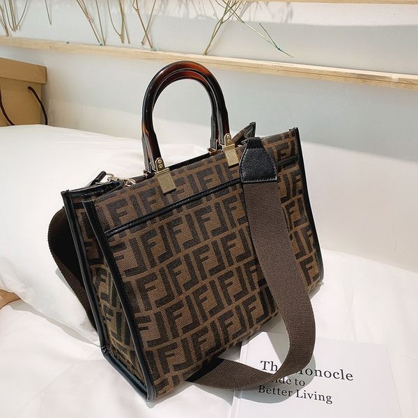luxury design handbag 2021 new female f home shopping single shoulder bag portable large capacity medium tote bag fashion style
luxury design handbag 2021 new female f home shopping single shoulder bag portable large capacity medium tote bag fashion style