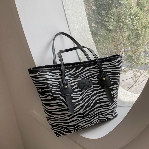 luxury handbags women's 2021 trend new letter bag texture one shoulder portable high-capacity tote bag 5fpv
luxury handbags women's 2021 trend new letter bag texture one shoulder portable high-capacity tote bag 5fpv