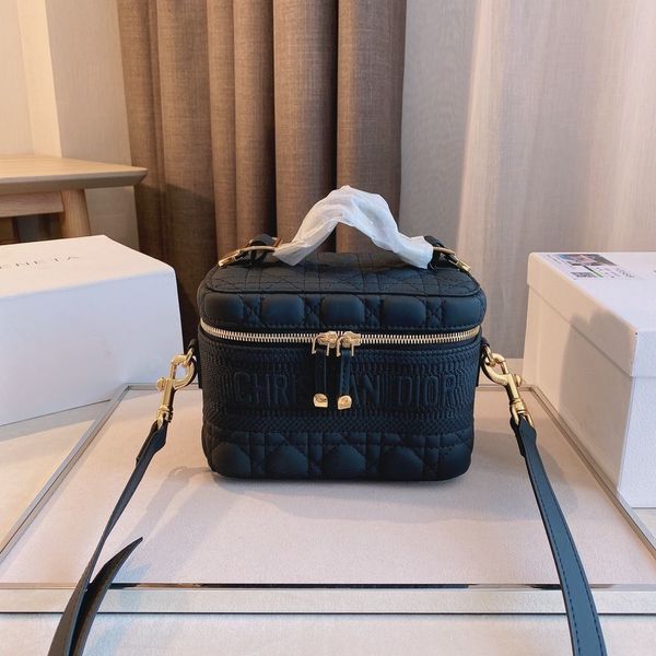 2021 new fashion letter embroidery cross body cosmetic bag large capacity portable cosmetic storage box cosmetic case crossbody bag ysj
2021 new fashion letter embroidery cross body cosmetic bag large capacity portable cosmetic storage box cosmetic case crossbody bag ysj