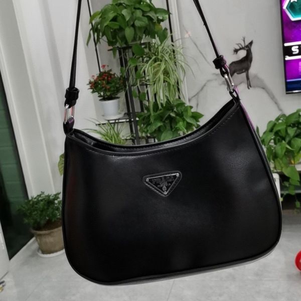 2021p cleo medieval underarm bag 2021 new french stick bright leather one shoulder handbag
2021p cleo medieval underarm bag 2021 new french stick bright leather one shoulder handbag