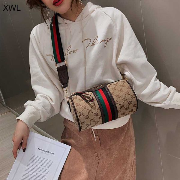 chao brand women's new 2021 net red same korean version foreign style boston cylinder small bag single shoulder messenger
chao brand women's new 2021 net red same korean version foreign style boston cylinder small bag single shoulder messenger