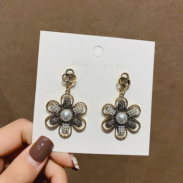 925 silver needle exaggerated fashion flower earrings temperament versatile advanced french earrings
925 silver needle exaggerated fashion flower earrings temperament versatile advanced french earrings