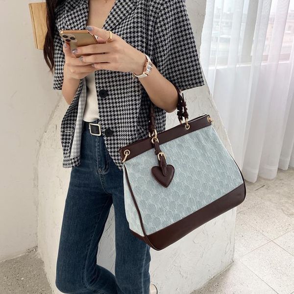 cross body portable large capacity women's bag fashion one-shoulder messenger bags 
cross body portable large capacity women's bag fashion one-shoulder messenger bags