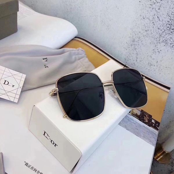 2021 new family net red same metal frame classic square ins sunglasses women's uv protection, White;black
2021 new family net red same metal frame classic square ins sunglasses women's uv protection, White;black