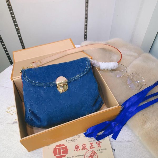 designer luxury mini pleaty hand bag indigo denim handbag cross body bag size 26x17x7 cm
designer luxury mini pleaty hand bag indigo denim handbag cross body bag size 26x17x7 cm