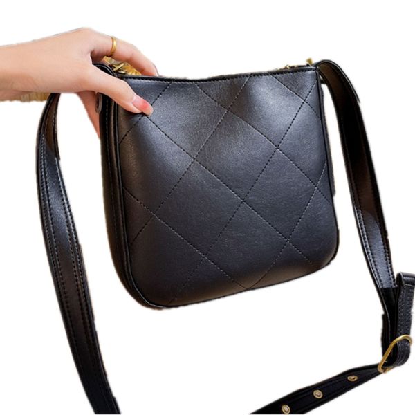 designer cowhide shoulder bag 22*21 cm luxury 2c brand bags cross body womens purse bucket lady fanny pack golden chain leather belt fashion 
designer cowhide shoulder bag 22*21 cm luxury 2c brand bags cross body womens purse bucket lady fanny pack golden chain leather belt fashion