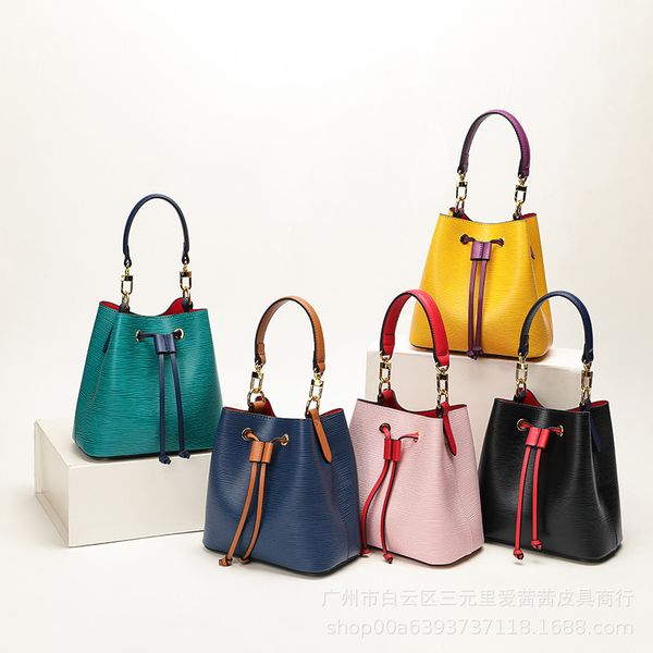 2021 new style vegetable basket leather drawstring water ripple contrast color bucket bag women's leather messenger shoulder bag
2021 new style vegetable basket leather drawstring water ripple contrast color bucket bag women's leather messenger shoulder bag