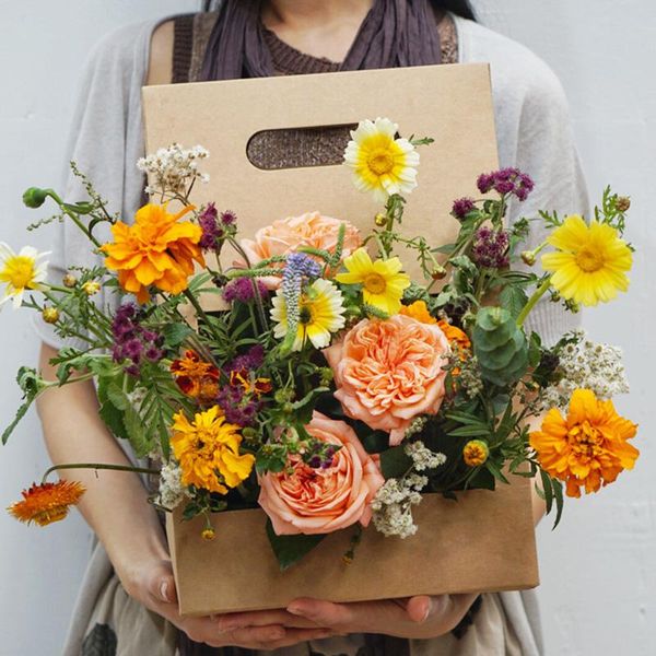 portable flower box waterproof handy bag kraft handbag wedding party rose gift packaging for valentine's day mother's wrap
portable flower box waterproof handy bag kraft handbag wedding party rose gift packaging for valentine's day mother's wrap