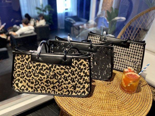 fashionable style handbags leopard print shoulder bag for women waterproof leather patchwork material lightweight and practical underarm
fashionable style handbags leopard print shoulder bag for women waterproof leather patchwork material lightweight and practical underarm