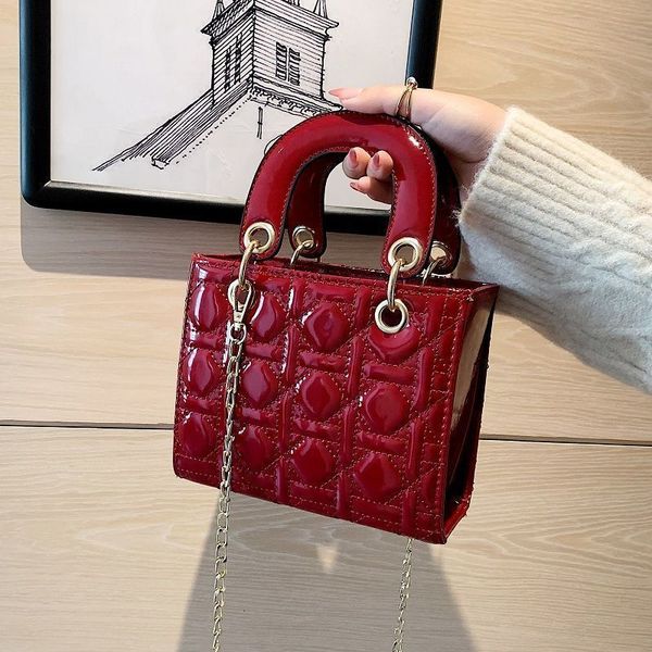 patent leather princess bag women's 2021 new wedding bride red small fragrant wind lingge chain one shoulder hand
patent leather princess bag women's 2021 new wedding bride red small fragrant wind lingge chain one shoulder hand