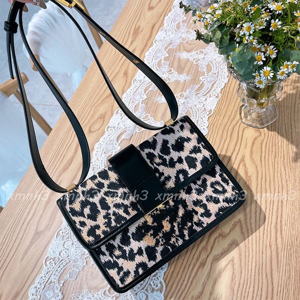 2021 designer leopard print shoulder bags woman fashion messenger bag classic printing 3d letter lock wholesale 24cm
2021 designer leopard print shoulder bags woman fashion messenger bag classic printing 3d letter lock wholesale 24cm