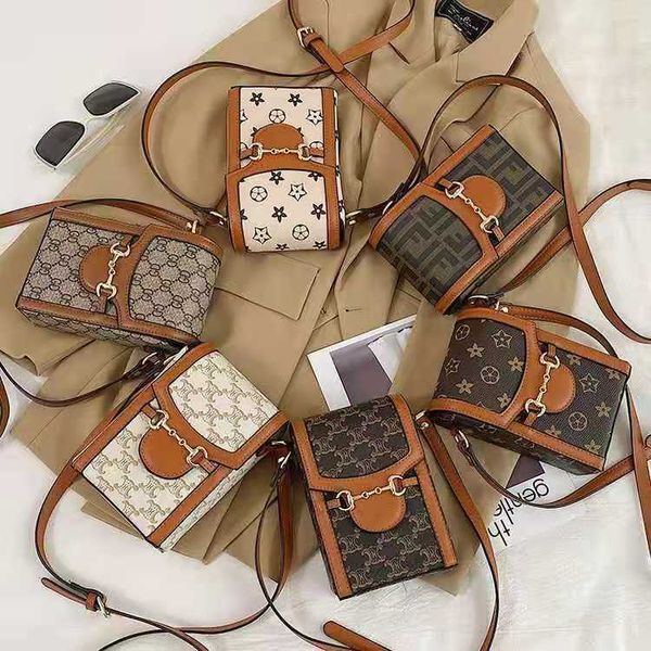 luxury design handbag 2021 new leather mixed with horseshoe button printed mobile phone bag, Red;black
luxury design handbag 2021 new leather mixed with horseshoe button printed mobile phone bag, Red;black