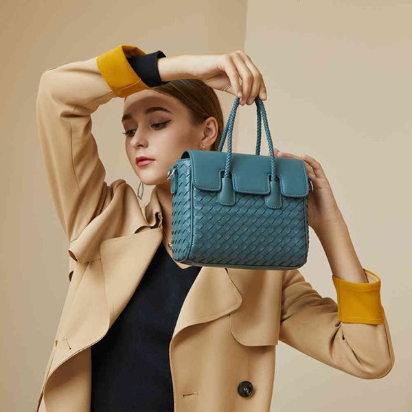 cowhide woven women's handbag 2021 new luxury fashion simple large capacity portable single shoulder messenger bag
cowhide woven women's handbag 2021 new luxury fashion simple large capacity portable single shoulder messenger bag