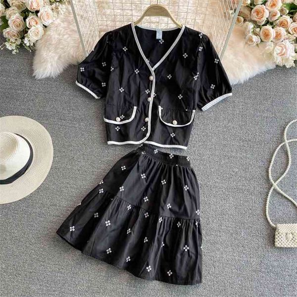 flower embroidery sweet two piece student sets summer v-neck puff sleeve short blouse and high waist mini skirt suits 210602, White
flower embroidery sweet two piece student sets summer v-neck puff sleeve short blouse and high waist mini skirt suits 210602, White