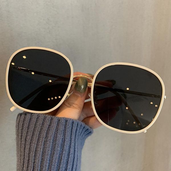 sunglasses 561 korean version 2021 female street fashion round frame glasses big face uv protection plain, White;black
sunglasses 561 korean version 2021 female street fashion round frame glasses big face uv protection plain, White;black