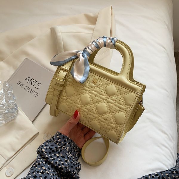 luxury handbags hand 2021 summer new single shoulder embroidered thread ling lattice messenger silk scarf fashion texture small square bag g
luxury handbags hand 2021 summer new single shoulder embroidered thread ling lattice messenger silk scarf fashion texture small square bag g