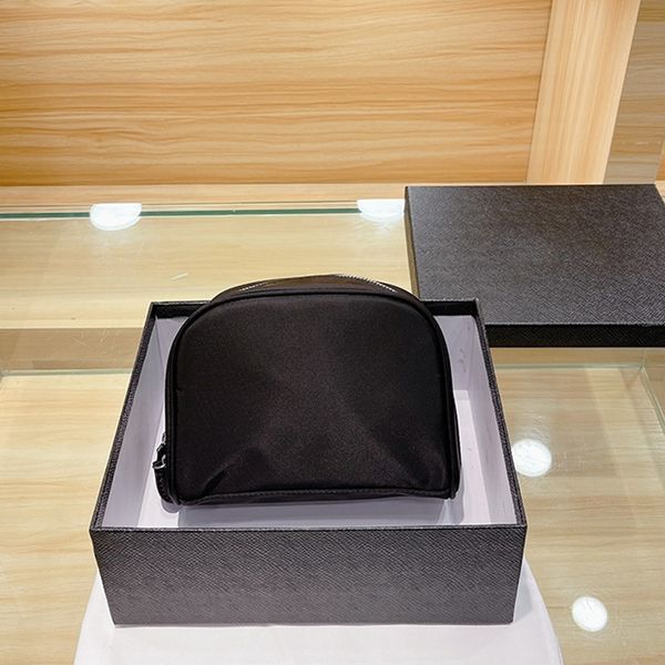 2022 woman cosmetic bag clutch bags fashion designer canvas zipper design size: 18*15cm
2022 woman cosmetic bag clutch bags fashion designer canvas zipper design size: 18*15cm