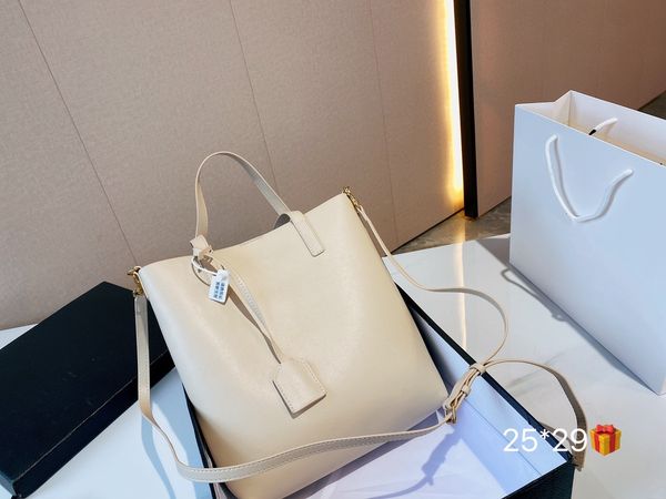 goddess locomotive bag package brand design style all show the feeling of flying and easy shopping carefully not rough plain
goddess locomotive bag package brand design style all show the feeling of flying and easy shopping carefully not rough plain