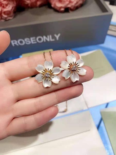 925 sterling sier christmas necklace female white m shell 18k petal rose pendant clavicle chain flower
925 sterling sier christmas necklace female white m shell 18k petal rose pendant clavicle chain flower