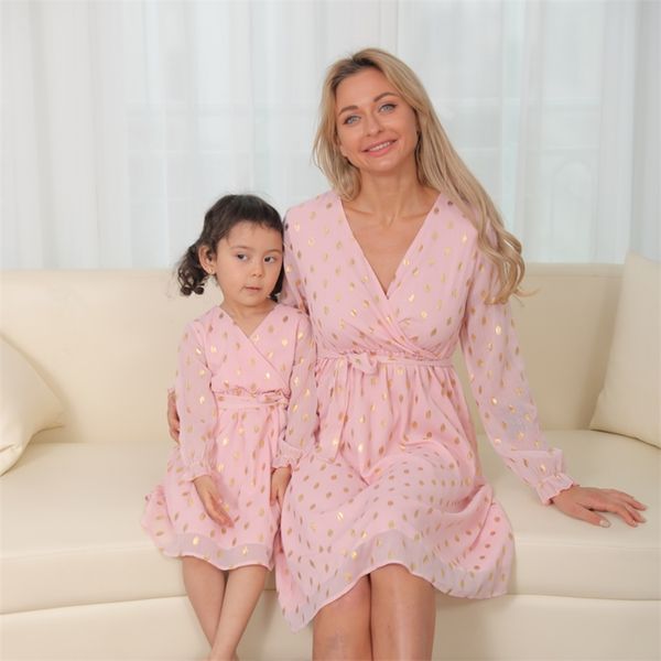 spring mother daughter macthing dresses family set sequin mom baby mommy and me clothes long sleeve v-neck women & girls dress 210821, Blue
spring mother daughter macthing dresses family set sequin mom baby mommy and me clothes long sleeve v-neck women & girls dress 210821, Blue