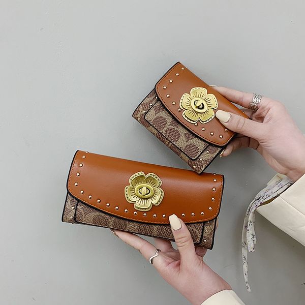 2021 new fashion camellia short women's three fold rivet middle and long wallet multi card bag, Red;black
2021 new fashion camellia short women's three fold rivet middle and long wallet multi card bag, Red;black