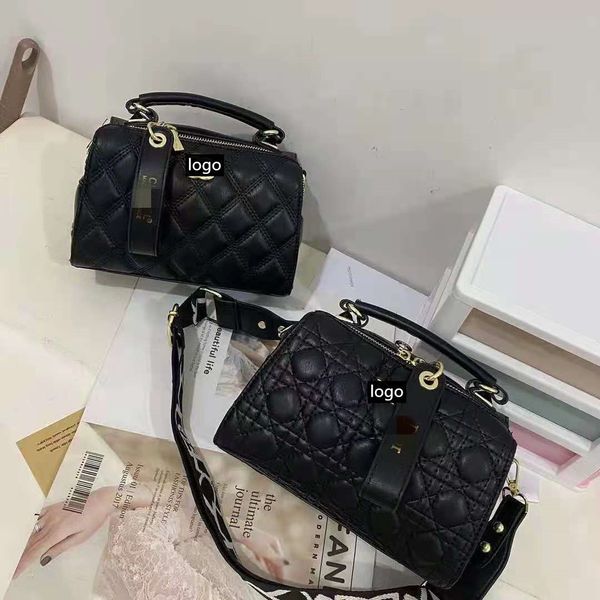 70% off luxury design handbag women's hand-held 2021 new spring and summer popular large capacity women's bag new embroidery fashi
70% off luxury design handbag women's hand-held 2021 new spring and summer popular large capacity women's bag new embroidery fashi