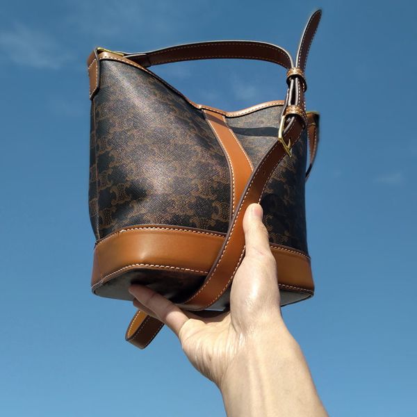 wholesale style cross-over triumphal arch old flower bucket bag leather advanced sense large capacity net red single luxuryss designerss yw
wholesale style cross-over triumphal arch old flower bucket bag leather advanced sense large capacity net red single luxuryss designerss yw