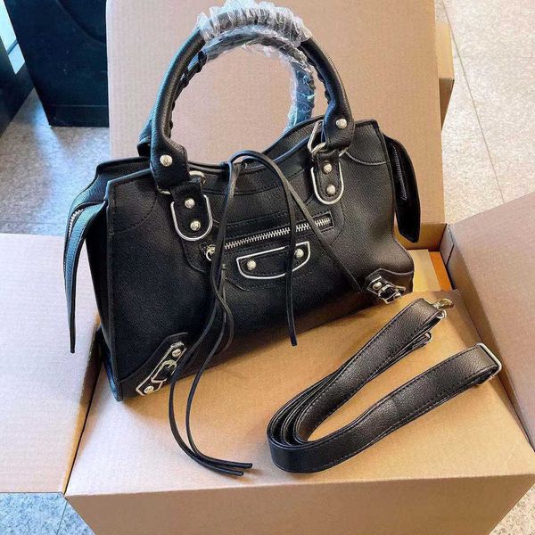 2021 luxury women totes motorcycle bags designer handbag trend black single shoulder diagonal bag
2021 luxury women totes motorcycle bags designer handbag trend black single shoulder diagonal bag