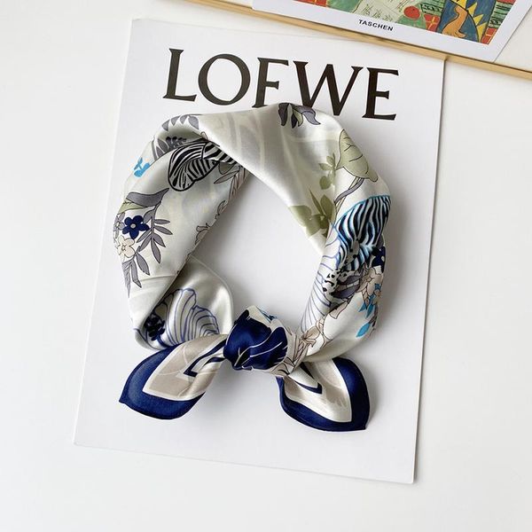 scarves 2021 elegant silk ladies scarf small square exquisite floral decoration, Blue;gray
scarves 2021 elegant silk ladies scarf small square exquisite floral decoration, Blue;gray