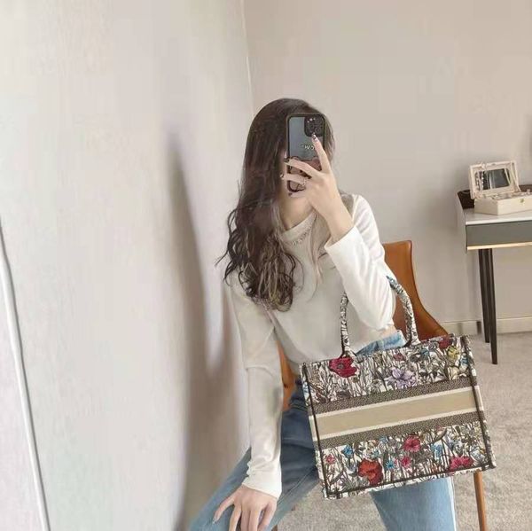 r luxury bags lady's handbags, 2021 fashion handbag high-end brand high-quality messenger bag, suitable for living and going outcarry,
r luxury bags lady's handbags, 2021 fashion handbag high-end brand high-quality messenger bag, suitable for living and going outcarry,