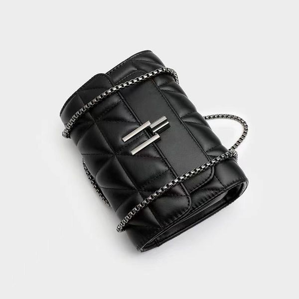 women's new fashion soft leather chain messenger bag 
women's new fashion soft leather chain messenger bag