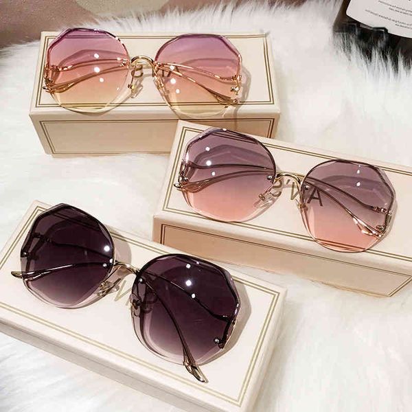 2021 mode tea gradients sunglasses women ocean water cut framed objective metal temples folded sunglasses women uv400 glasses glasses wholes, White;black
2021 mode tea gradients sunglasses women ocean water cut framed objective metal temples folded sunglasses women uv400 glasses glasses wholes, White;black