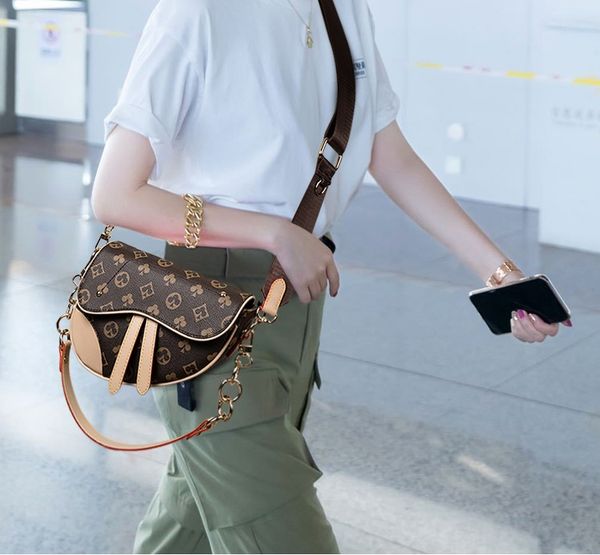 women female retro fashion handbag wide strap messenger bags trend printing shoulder bag
women female retro fashion handbag wide strap messenger bags trend printing shoulder bag