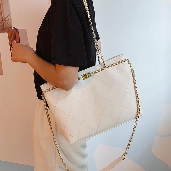evening bags niche design large-capacity bag female wild 2021 high-end chain crossbody armpit tote shoulder width: 36cm
evening bags niche design large-capacity bag female wild 2021 high-end chain crossbody armpit tote shoulder width: 36cm