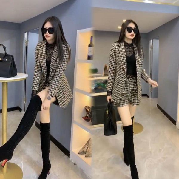 women's tracksuits suit 2021 spring autumn tweed 2 piece set female slim plaid short fashion trim jacket coat tassels q178, Gray
women's tracksuits suit 2021 spring autumn tweed 2 piece set female slim plaid short fashion trim jacket coat tassels q178, Gray