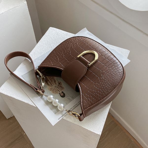 niche design bag womens 2021 new fashion messenger bag high-quality texture shoulder bag underarm dual-use width 20cm
niche design bag womens 2021 new fashion messenger bag high-quality texture shoulder bag underarm dual-use width 20cm