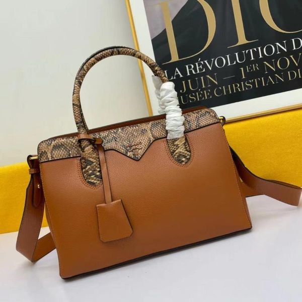 evening bags vip high-end counter luxury calf leather ladies bag snake print messenger shoulder wild girl
evening bags vip high-end counter luxury calf leather ladies bag snake print messenger shoulder wild girl