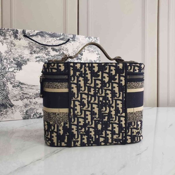 designer handbag 2021 new make-up large capacity embroidery canvas portable one shoulder cosmetic storage box wash bag
designer handbag 2021 new make-up large capacity embroidery canvas portable one shoulder cosmetic storage box wash bag