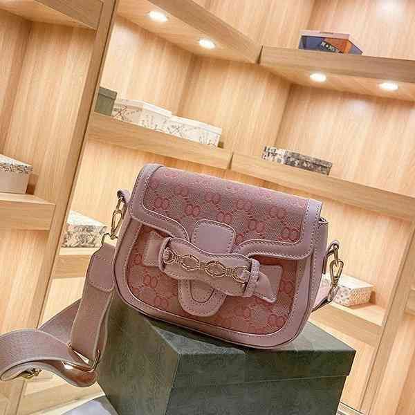 2022 factory wholesale handbag hands simple western style contrast one shoulder cross carry saddle women's bag
2022 factory wholesale handbag hands simple western style contrast one shoulder cross carry saddle women's bag