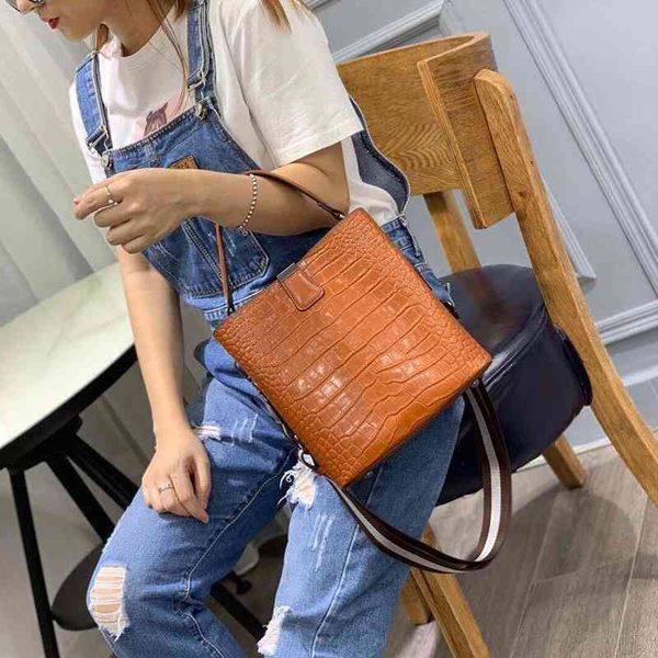 women luxurys designers bags 2021 casual portable messenger oil wax cow hide bucket trend high-qu designer handbag handbags totes crossbody
women luxurys designers bags 2021 casual portable messenger oil wax cow hide bucket trend high-qu designer handbag handbags totes crossbody