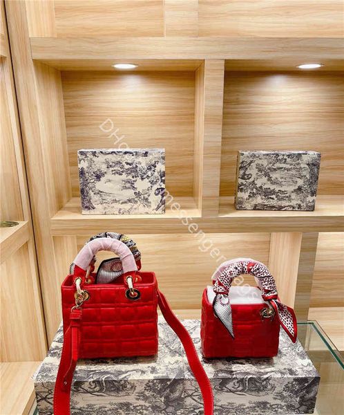 2021 famous designer lady fashion handbags totes d-lite classic retro all-match di fei silk scarf decoration
2021 famous designer lady fashion handbags totes d-lite classic retro all-match di fei silk scarf decoration